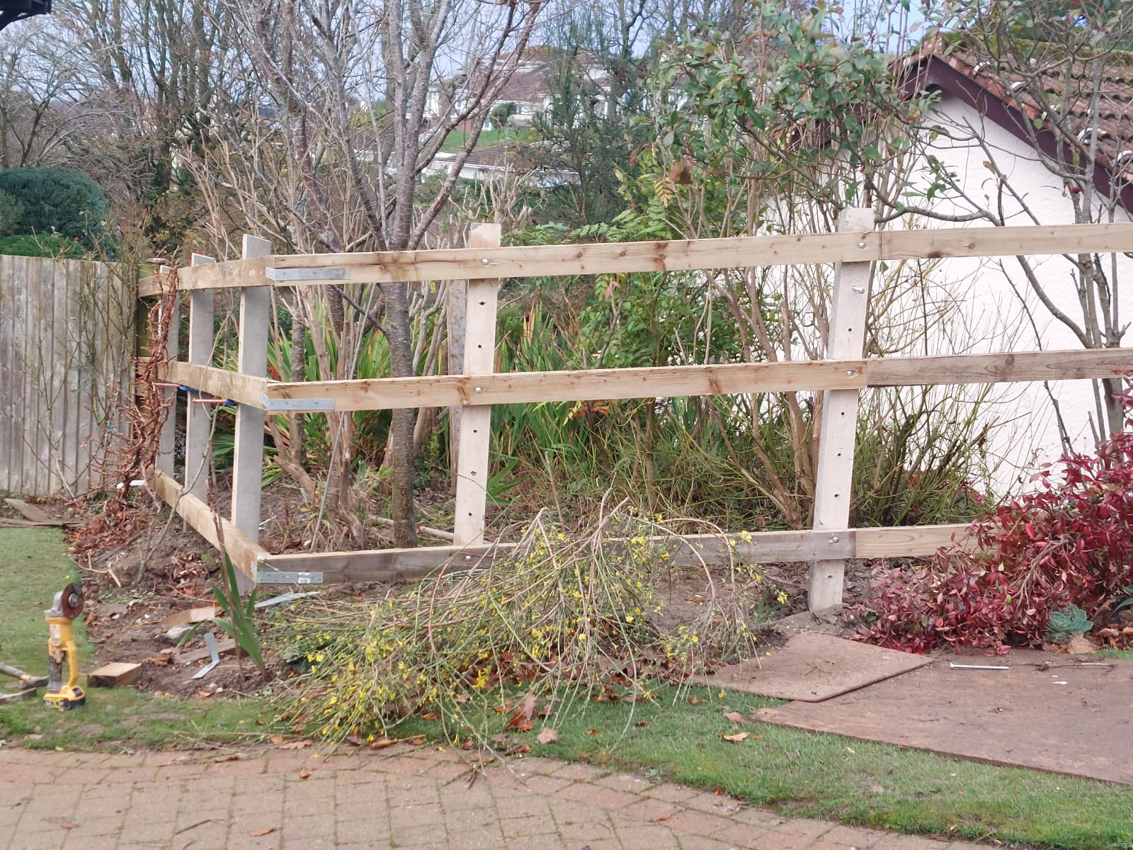 Fence structure and installation Abergele
